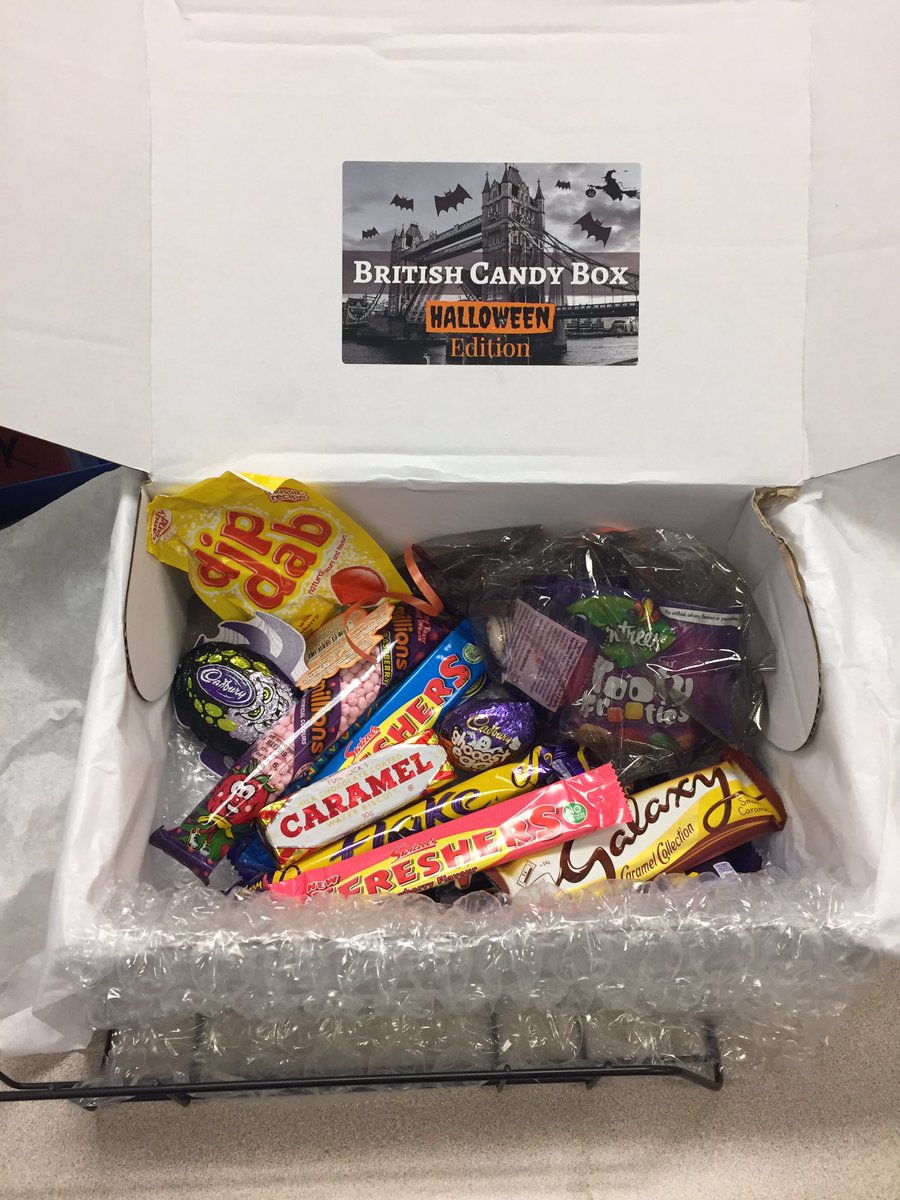 CNWAlimentsEtBo's tweet photo. Notre chef de service à reçu sa boite de bonbons #Halloween de chez @Quaintlyuk #britishcandy #unboxing sb https://t.co/QWNa1cQ3Qg