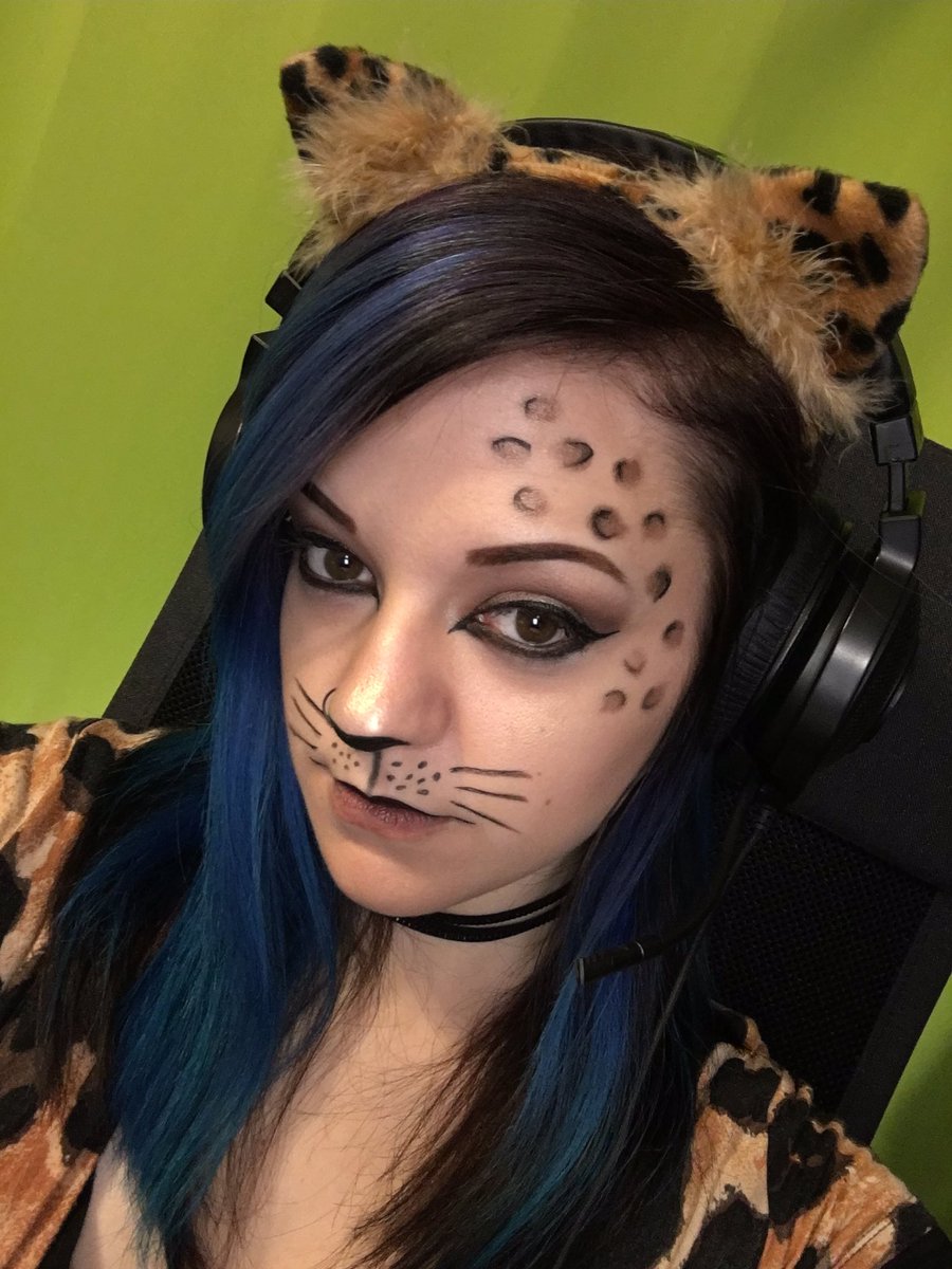 Endyearth's tweet photo. Day 3 - Cheetah 🐆look for the stream's Halloween event today! 💙 🎃🎃#2weeksofhalloween #streamerlife #cheetahmakeup #cheetah #halloweenmakeup https://t.co/anyoJ1QyH9