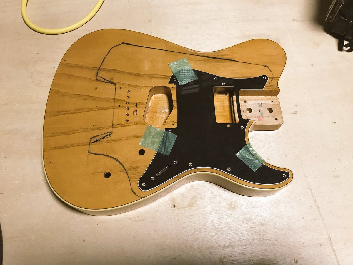 Studio7squares お持ち込み頂いたギターボディとネックをトラベルギター仕様に作り変えました 今回ご依頼頂いたのは ボディーとネックのカット 断面のやすりがけ 面取り 塗装剥がしになります 曲線カットをした後にスピンドルサンダーで直角が出る様