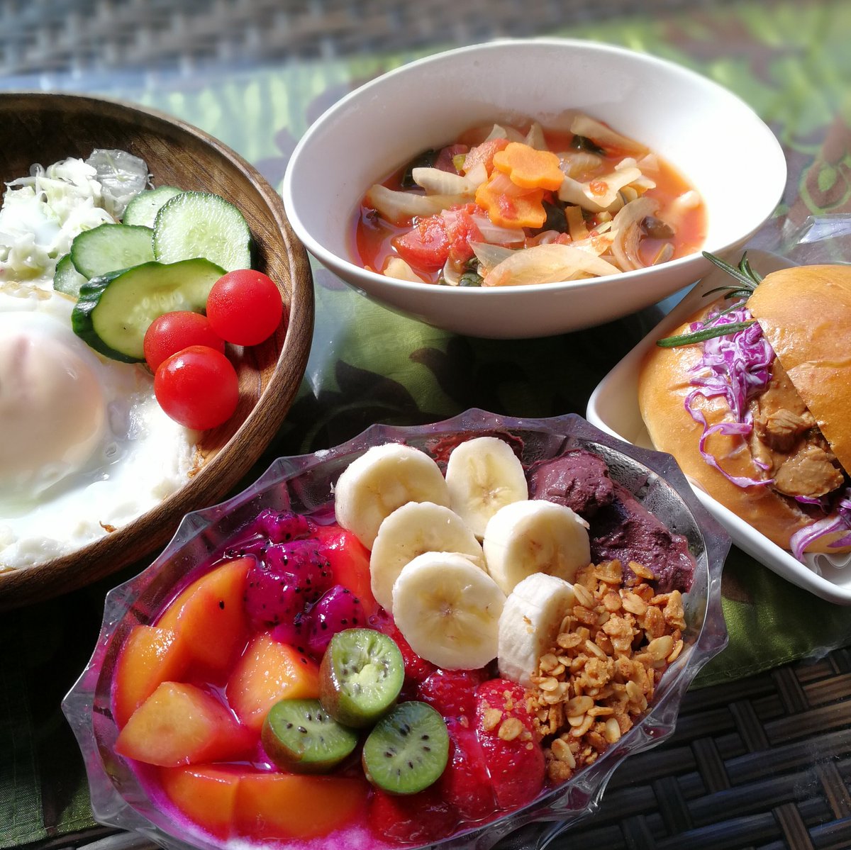 イツキ En Twitter 本日の朝ごはん フルーツたっぷりアサイーグラノーラ 目玉焼き サラダ 野菜のトマトスープ 豚フィレのブール 近所の老舗パン屋さんボースィエルさんの アサイーグラノーラ アサイーボウル 朝食 朝ごはん 洋食 ビューティー