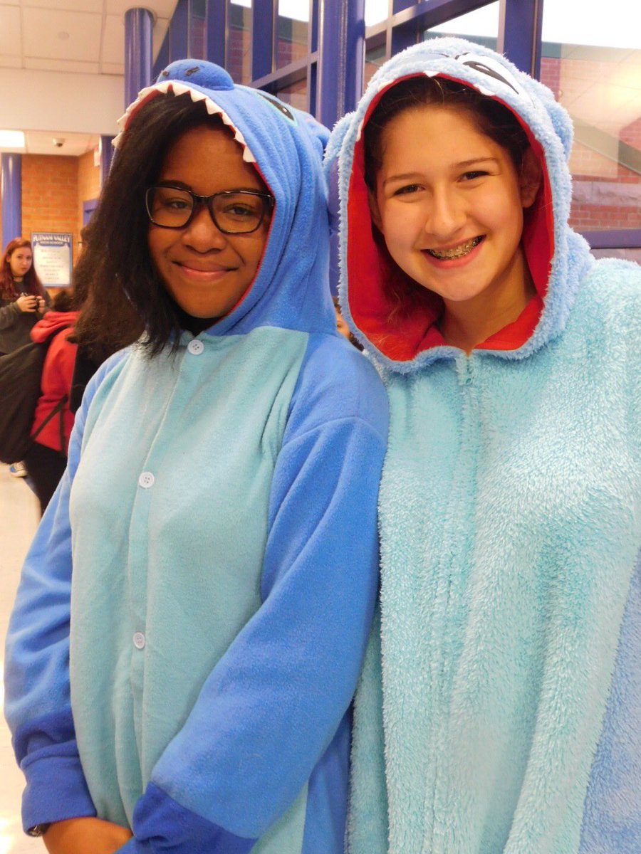 ski626's tweet photo. Tons of fun for #PVHS Character Day @pvhslmc https://t.co/Bj8kg9TEyi