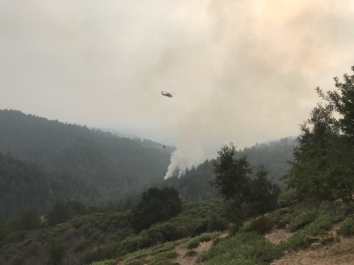 SantaCruzSO1's tweet image. *Bear Creek Fire* @ 5 pm
Fire around 225 acres &amp;amp; about 5% contained. Photo is looking west from Favre Ridge Rd., Las Cumbres. No new evacs.