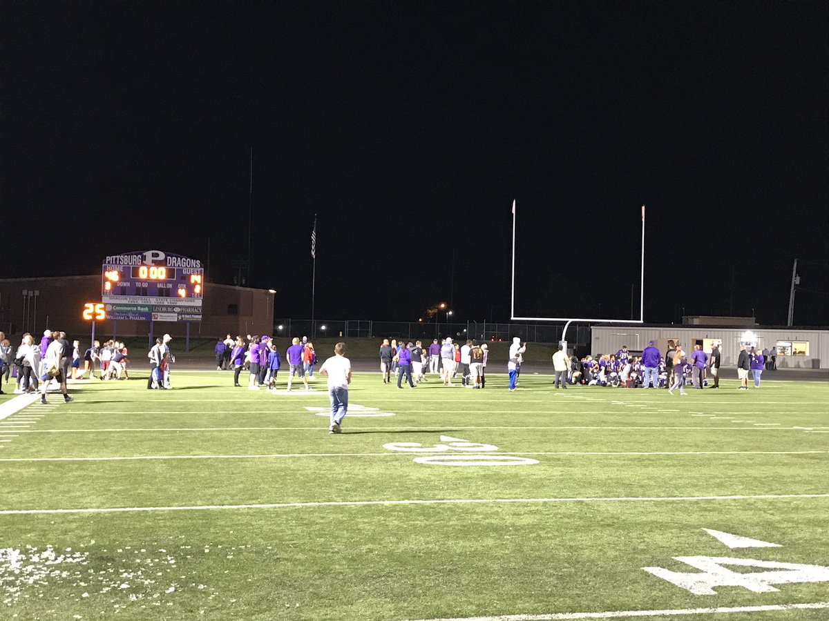 DragonActivity's tweet photo. @DragonActivity 8th grade football finish their middle school football career undefeated. 13 wins 0 losses  in two years. https://t.co/f31b1iJNO7