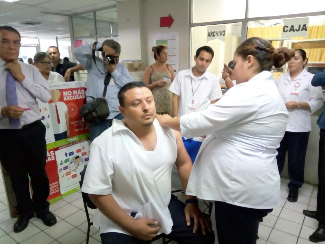 Chepestrada1's tweet photo. El Personal de la @JS4SONORA y la Coordinación Médica Local #Obregón  se vacunan hoy
#ContraLaInfluenzaMejorVacunate https://t.co/0gUvfCmPyl https://t.co/XYtRV96n9z