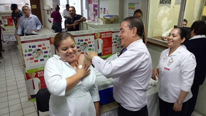 Chepestrada1's tweet photo. El Personal de la @JS4SONORA y la Coordinación Médica Local #Obregón  se vacunan hoy
#ContraLaInfluenzaMejorVacunate https://t.co/0gUvfCmPyl https://t.co/XYtRV96n9z