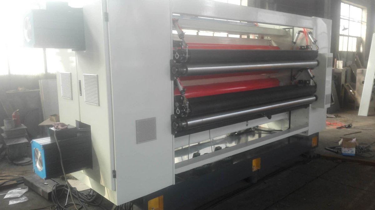 Automatic double rotary-knife NC cutoff machine.
Design speed: 200m/min