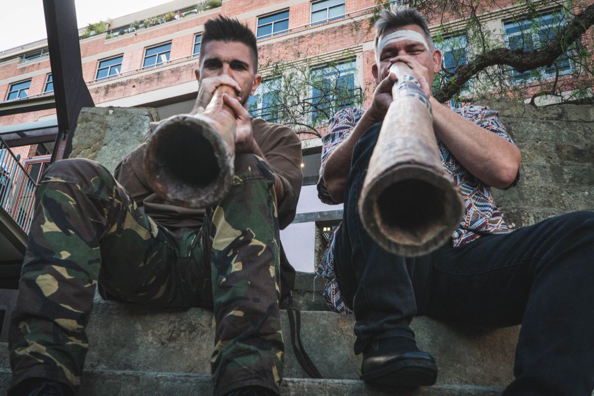 JUANES's tweet photo. Aprendiendo a tocar el didgeridoo como los indígenas australianos. Qué forma tan increíble de disfrutar la cultura musical #FlyToTheBeat https://t.co/BeZuAUWBI8
