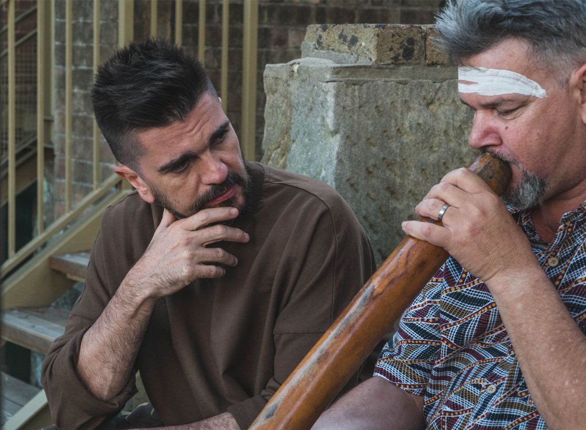 JUANES's tweet photo. Aprendiendo a tocar el didgeridoo como los indígenas australianos. Qué forma tan increíble de disfrutar la cultura musical #FlyToTheBeat https://t.co/BeZuAUWBI8