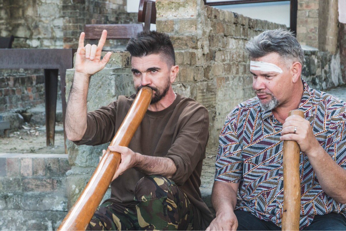 JUANES's tweet photo. Aprendiendo a tocar el didgeridoo como los indígenas australianos. Qué forma tan increíble de disfrutar la cultura musical #FlyToTheBeat https://t.co/BeZuAUWBI8