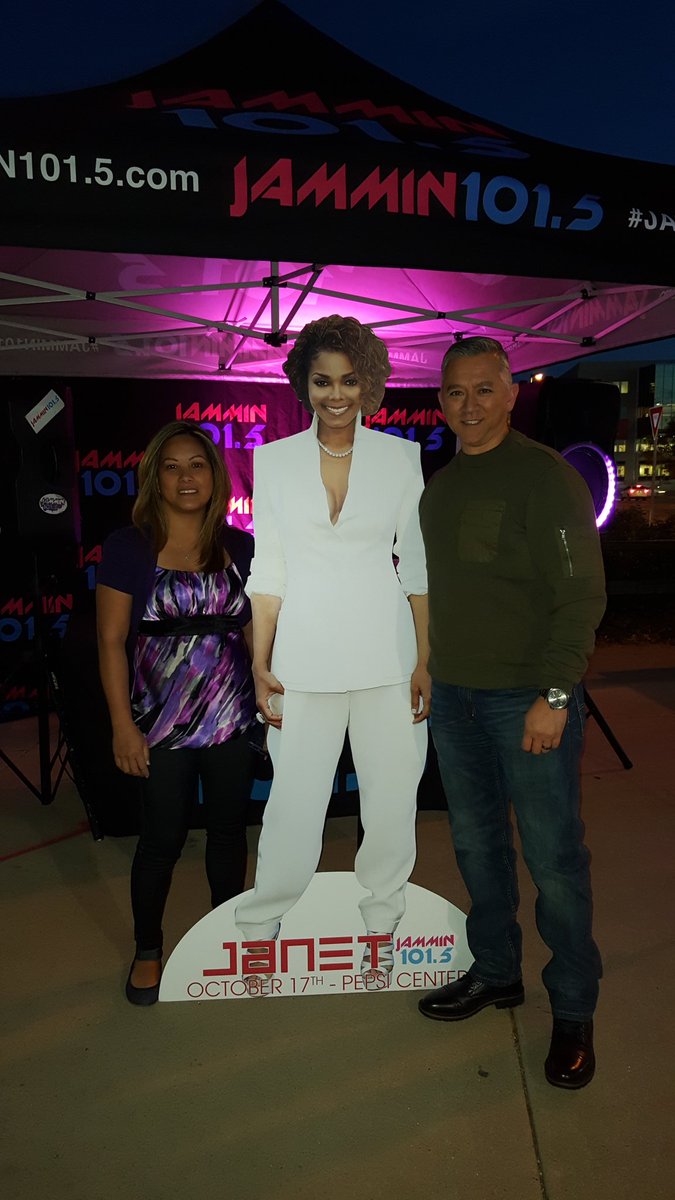 eddypeacock's tweet photo. #sotwdenver my two future wives...#sotw https://t.co/pL1n6wGBwf