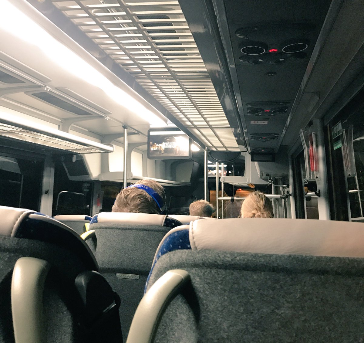 StianAndreOlaus's tweet photo. Når busssjoføren e mørkredd og må ha full belysning kl0430 på mårran. Slåååå av, æ vil søv litt til!#HaterNårDetSkjer #flybussen #Oslo #FB5 https://t.co/obEQzt9ETK