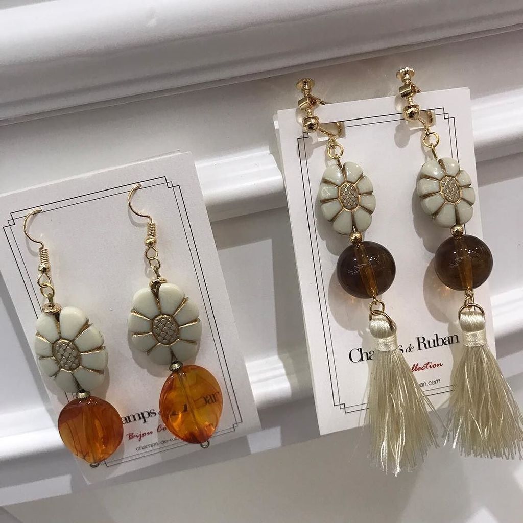 Gift_Ruban's tweet photo. 本日、最終日！！
#popupshop #くずはモール
シャンドリバンから作り出す大人可愛いハンドメイドアクセサリー✨
秋ファッションにぴったりの色使いと、レトロなお花がアンティークにマッチ！
右のタッセルは完売ですm(._.)… https://t.co/K0eJN9ydsC https://t.co/LtOEq4m1Ad