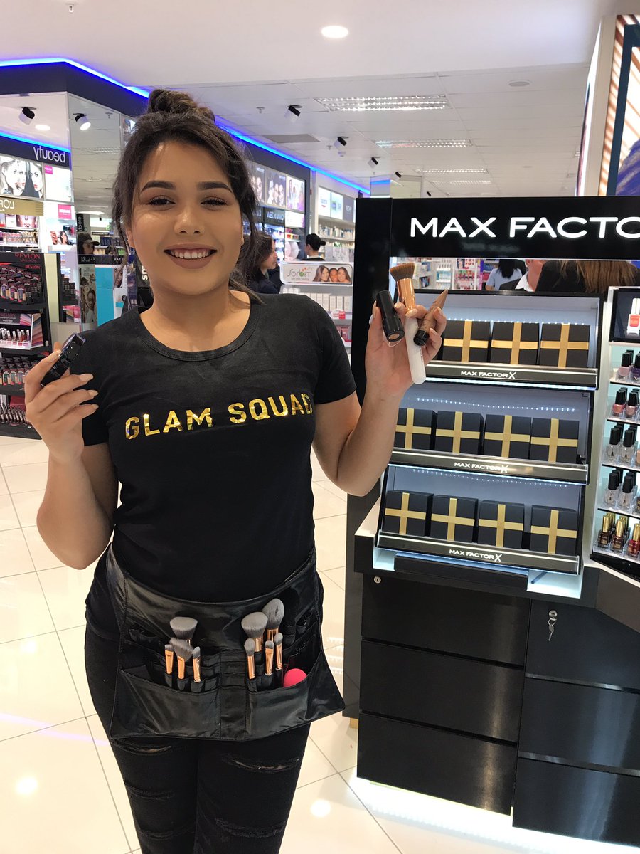 MaxFactor_SA's tweet image. #MFGlamSquad beauty, Rushana Isaacs, picking her favorites to work with.