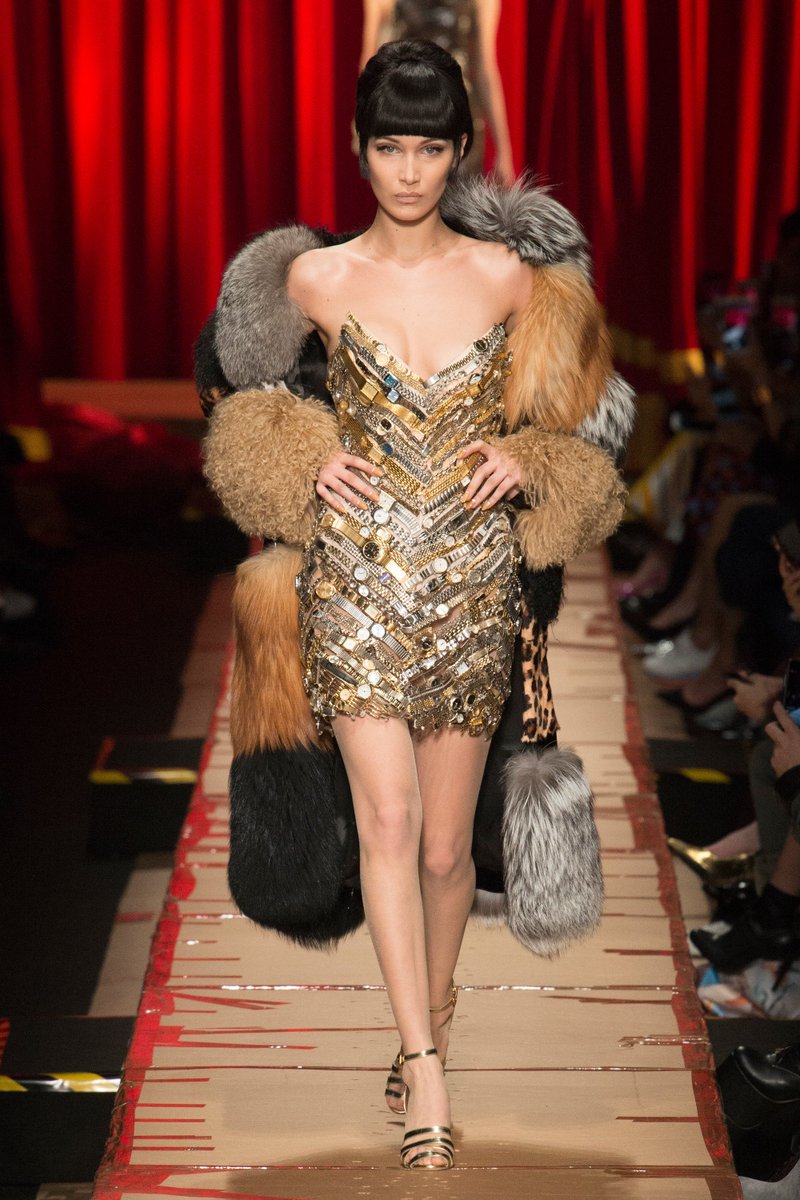 InfurMagazine's tweet photo. Simply dazzling @Moschino creations!
#fur #catwalk #BellaHadid #MOSCHINO #fox #boldstyles https://t.co/htLvdaijqi