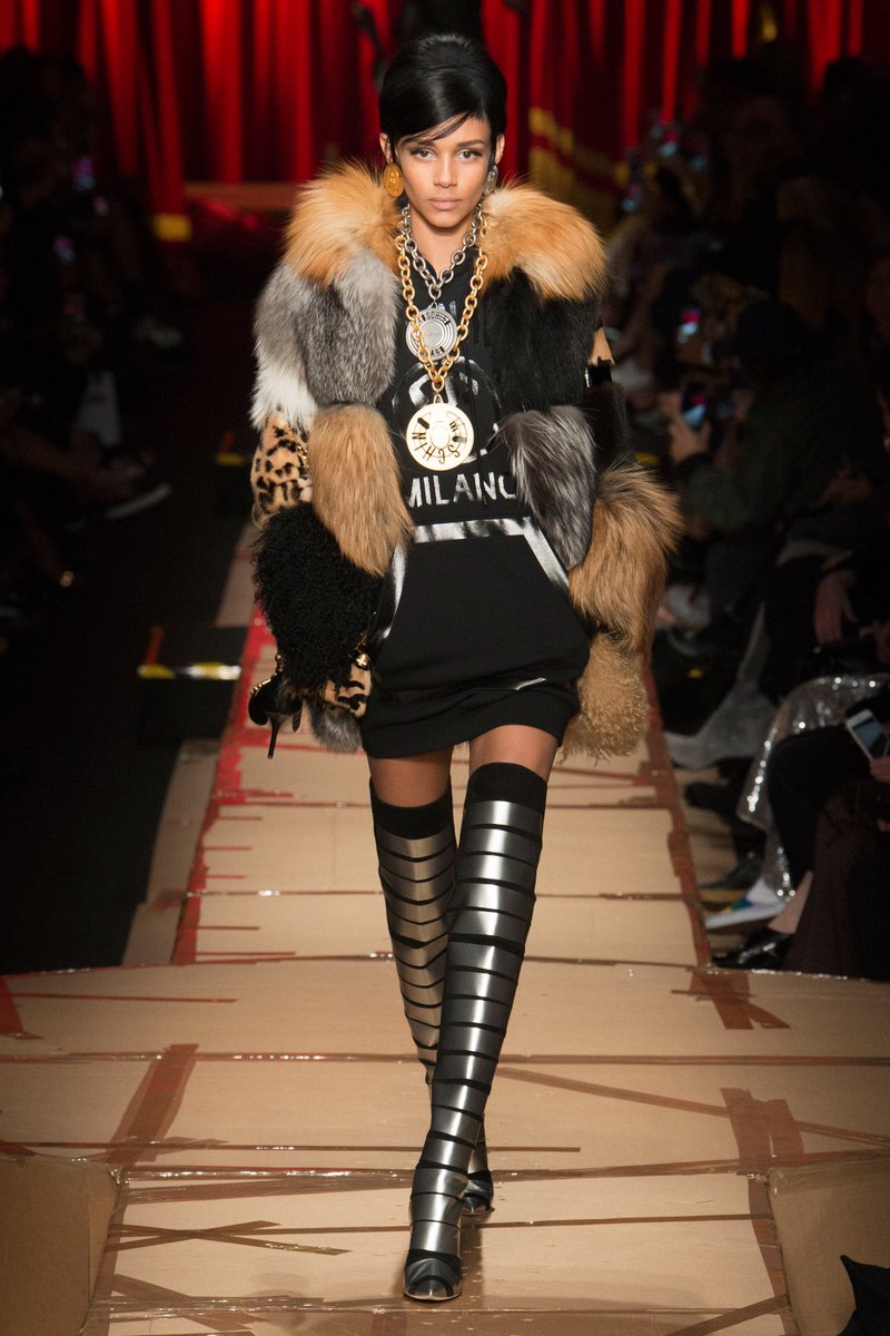 InfurMagazine's tweet photo. Simply dazzling @Moschino creations!
#fur #catwalk #BellaHadid #MOSCHINO #fox #boldstyles https://t.co/htLvdaijqi
