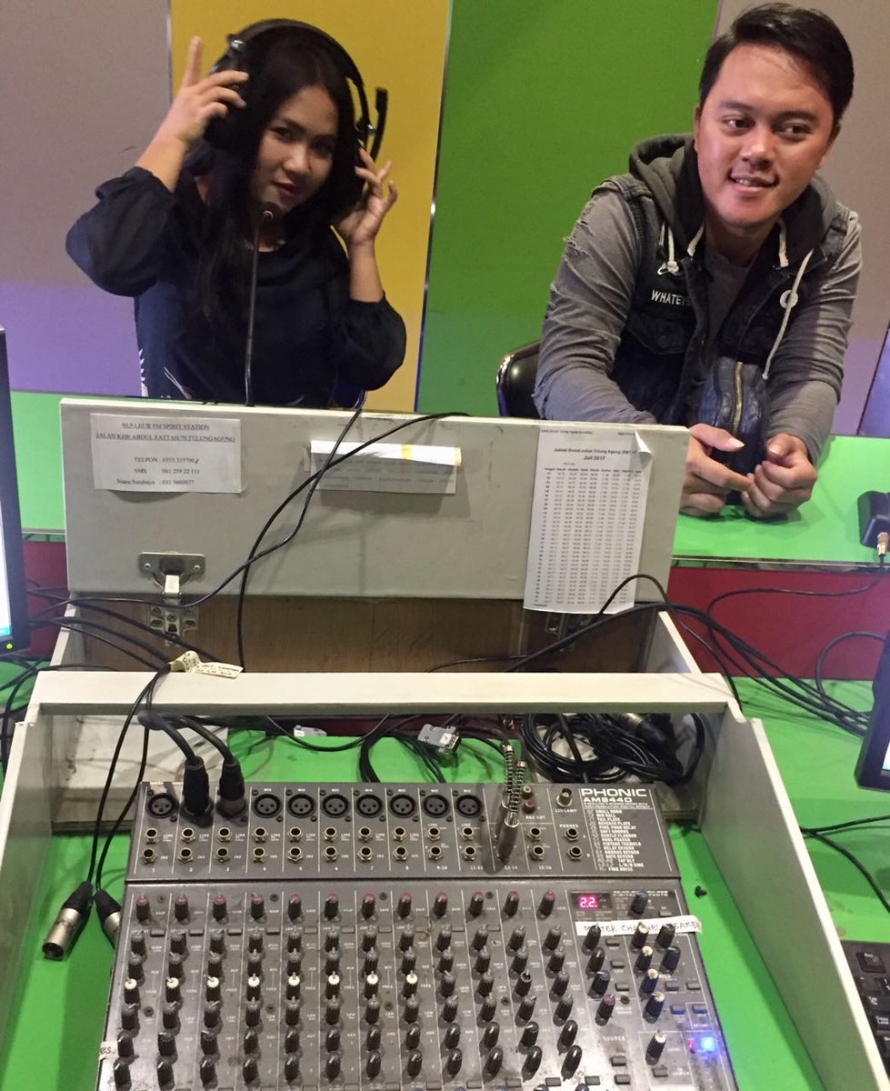 TrinityOptimaP's tweet photo. #TOPSCHEDULE
Nilam @Gamma1_band &amp; @DA2_Danang di @LIIURFM untuk promo single #PanahAsmara https://t.co/XNDP8NzNmb