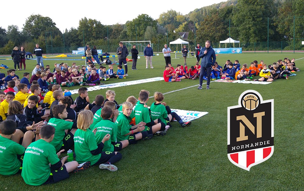 LFNofficiel's tweet photo. Cet AM, grand rassemblement des Clubs ayant reçu le #LabelFFF au #CSN d'#Houlgate avec L. Chatrefou @FFF >> https://t.co/BEcmv4xa0O https://t.co/OCLXPTUaCh