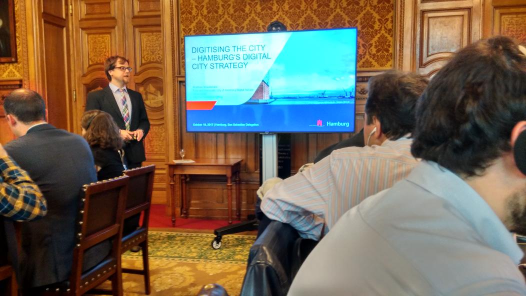 zeharkstudio's tweet photo. Comienza la jornada con la recepción a la misión @FomentoSS en el ayuntamiento de @hamburg_de. Para empezar, la digitalización de la ciudad. https://t.co/MROMyEIufo