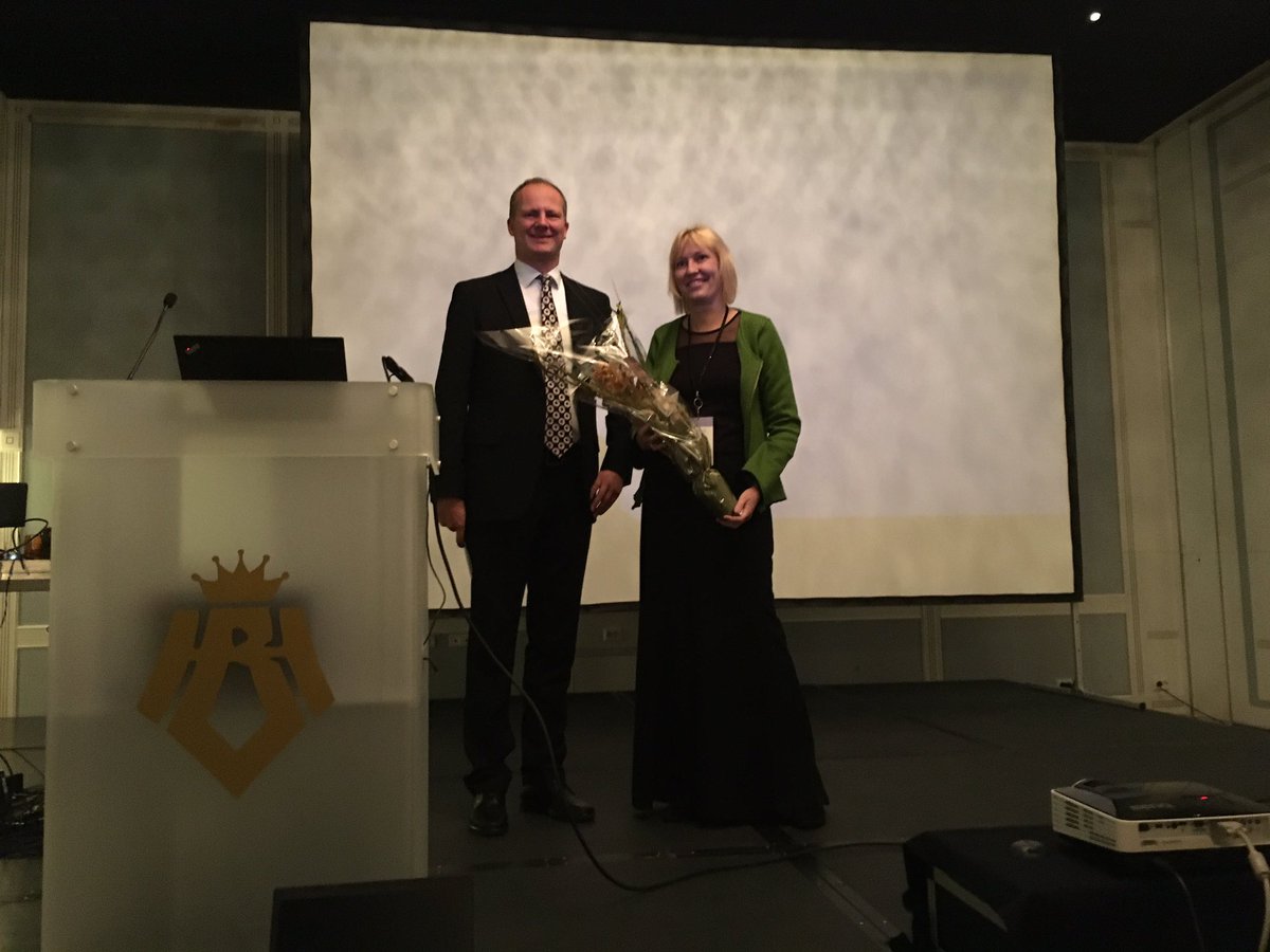 .no feirer 30 år. <a href="/ketilso/">Ketil Solvik-Olsen</a> overrakte blomster og takket <a href="/norid_no/">Norid AS</a> for godt arbeid med domener for folk og næringsliv i Norge #norid #domene