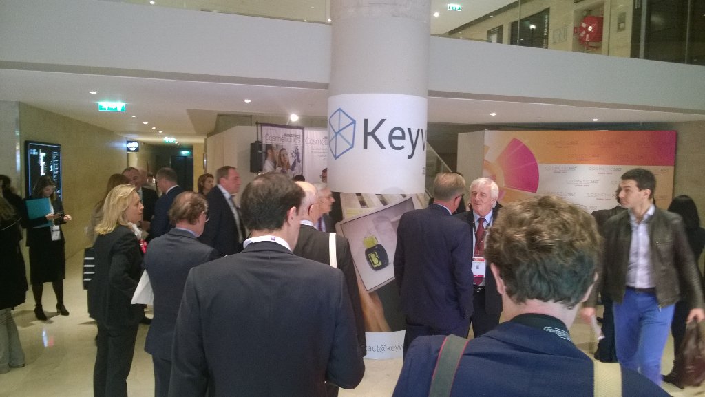 ejoyen's tweet photo. Etude de K eyveo au salon @Cosmetic360 avec #CNRS que d'attention pour @keyveo3d #Microsoftholo #RM #RA #3D https://t.co/QYN8PeVcWy