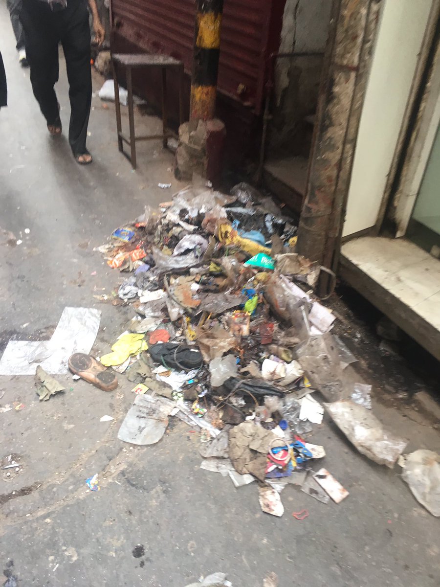 alokgotazari's tweet photo. @LambaAlka please do something Madam. Kinari Bazar is stinking. https://t.co/CjMVoBhTJe
