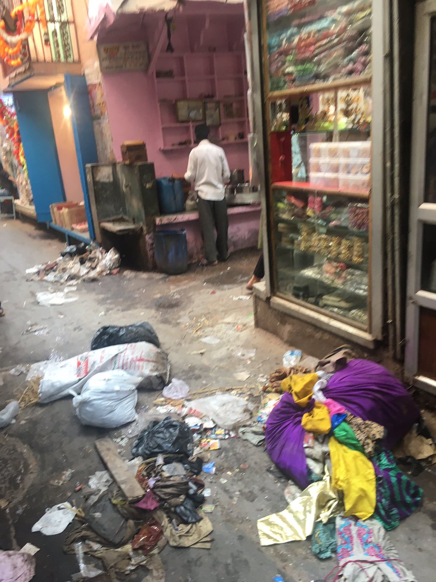 alokgotazari's tweet photo. @LambaAlka please do something Madam. Kinari Bazar is stinking. https://t.co/CjMVoBhTJe