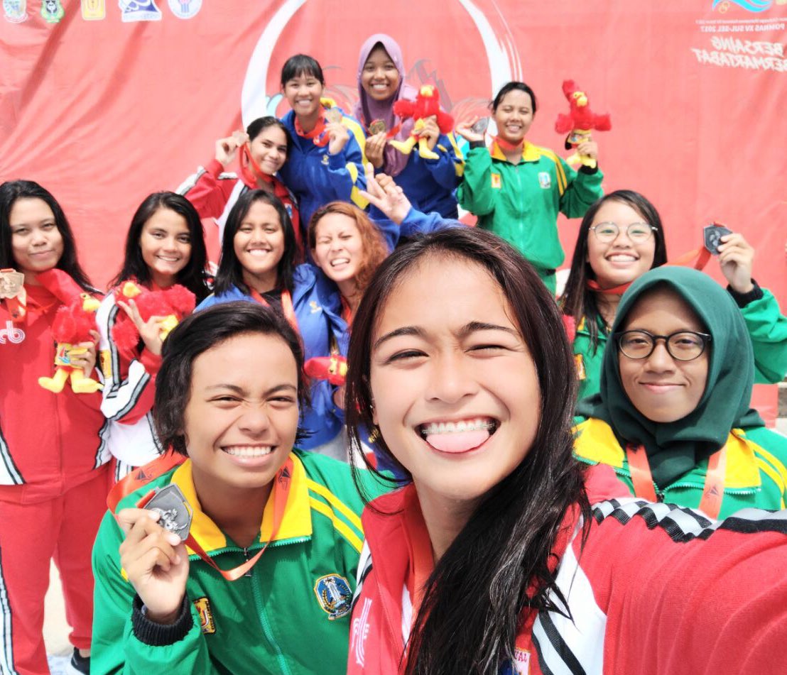 akuatikid's tweet photo. #pomnas2017 4x100 estafet gaya bebas putri:
1. Jawa Barat (Yoanita Mutiara, Andarining Palupi, Olivia Aprilia, Raina Saumi) 04.13,54 https://t.co/kOjkta0KFi