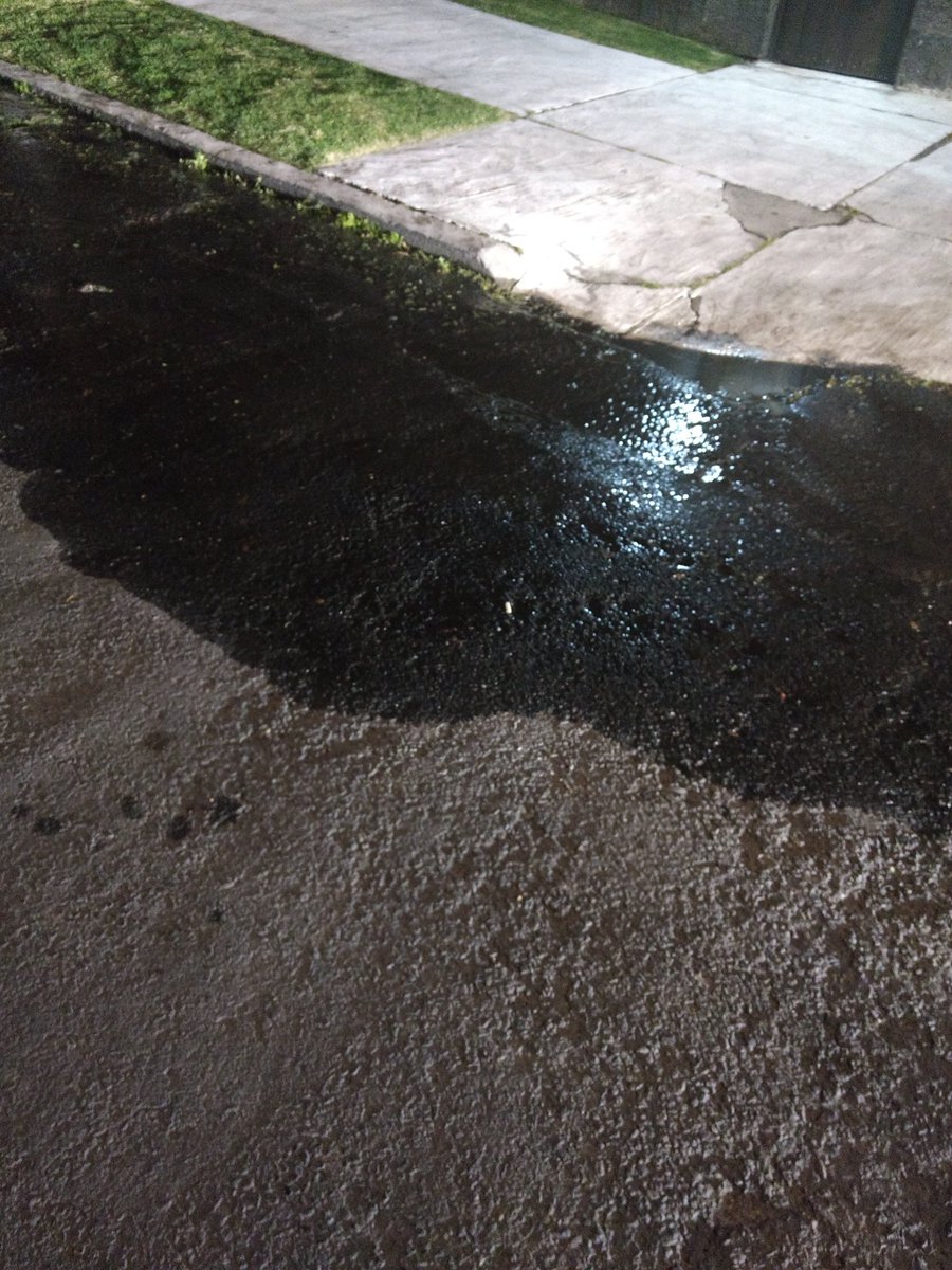 No es posible que esta fuga de agua lleve más de 15 días que se reportó a la delegación @delegacionMH y aún no se ha hecho nada al respecto