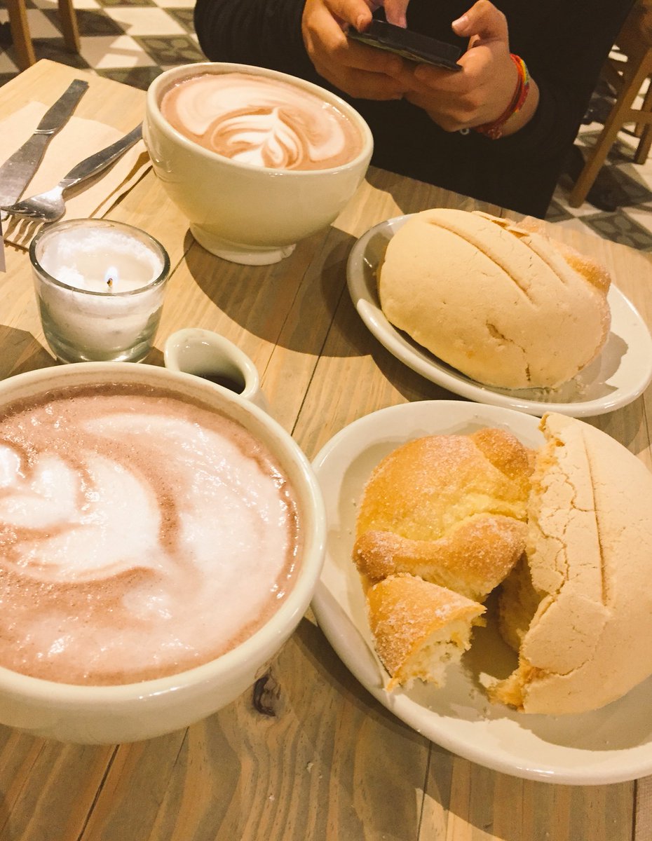 ClauDueMx's tweet photo. Aquí en @LPQMX compartiendo la glotonería con @DamianaBej 
Hace años que no lo hacíamos 😋😋
✅Recomendación: Chocolate belga y una concha https://t.co/WduyFa83Td