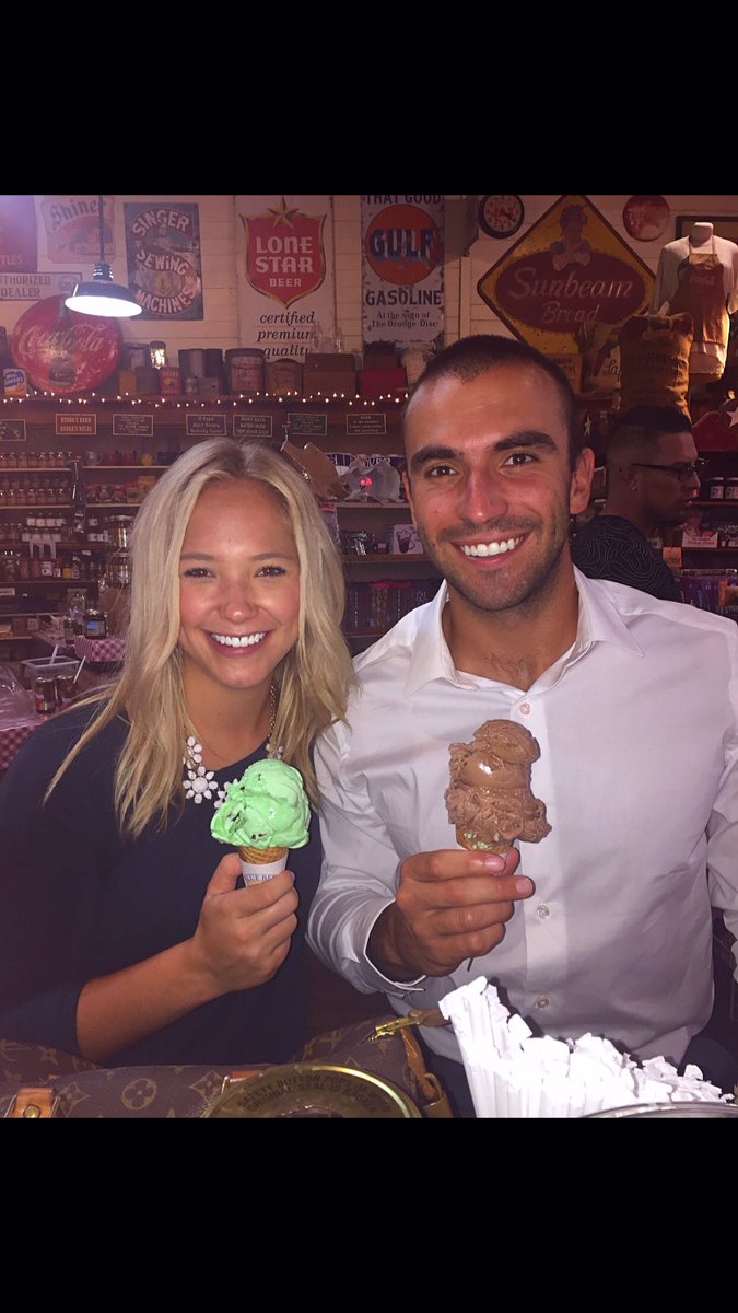 bayleebryce12's tweet photo. I could drool over this picture all day, I mean just LOOK at that ice cream! https://t.co/GqatU0WRPO