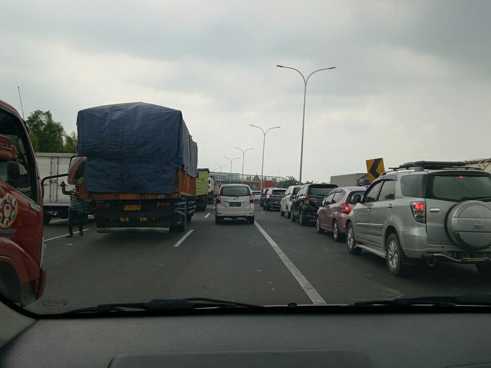 AbuAlHaAz's tweet photo. @RadioElshinta Tangerang menuju Serang sudah pamer paha sejak dari KM 28-an, ada apa ya ini...  @TMCPoldaMetro https://t.co/FsDxSaSVoS
