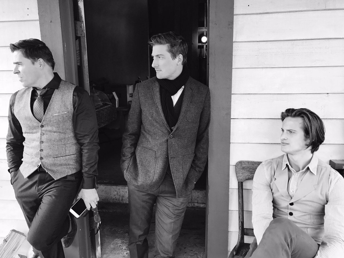 erinkrakow's tweet photo. Hey #Hearties, I just went to the hardware store &amp; picked up a stud finder. You're welcome. 😂 https://t.co/xPueK7vbWF