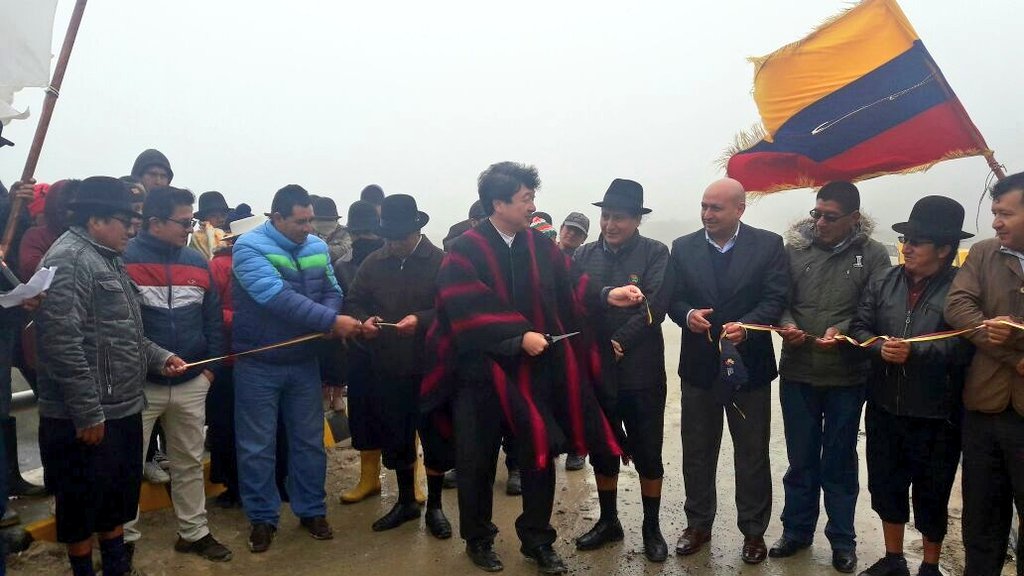 AMEcuador's tweet photo. Alcaldes de @GADSaraguro y @GADYacuambi inauguraron obra que unirá a las provincias de #Loja #Zamora y #Azuay https://t.co/rhDU2vpmEA