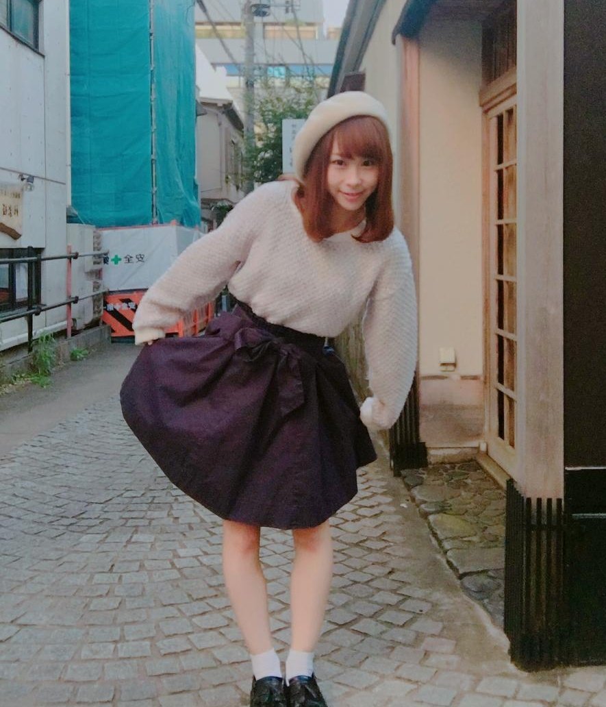てっぴー パンツルックもセクシーだけど スカート姿も可愛いおまめちゃん ミニスカートというよりは 身に スカートですが お似合いの帽子とのコーディネート チェック柄も似合いそうですね ミニスカートの日 大和さゆり