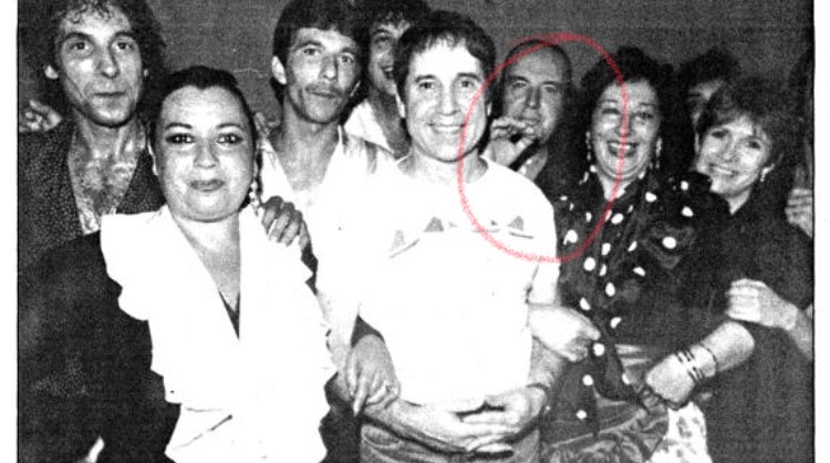 Quién está detrás de Paul Simon haciendo apetecán? #EncuentrosInesperadosRadio3 <a href="/radio3_rne/">Radio 3</a> @HETradio3
