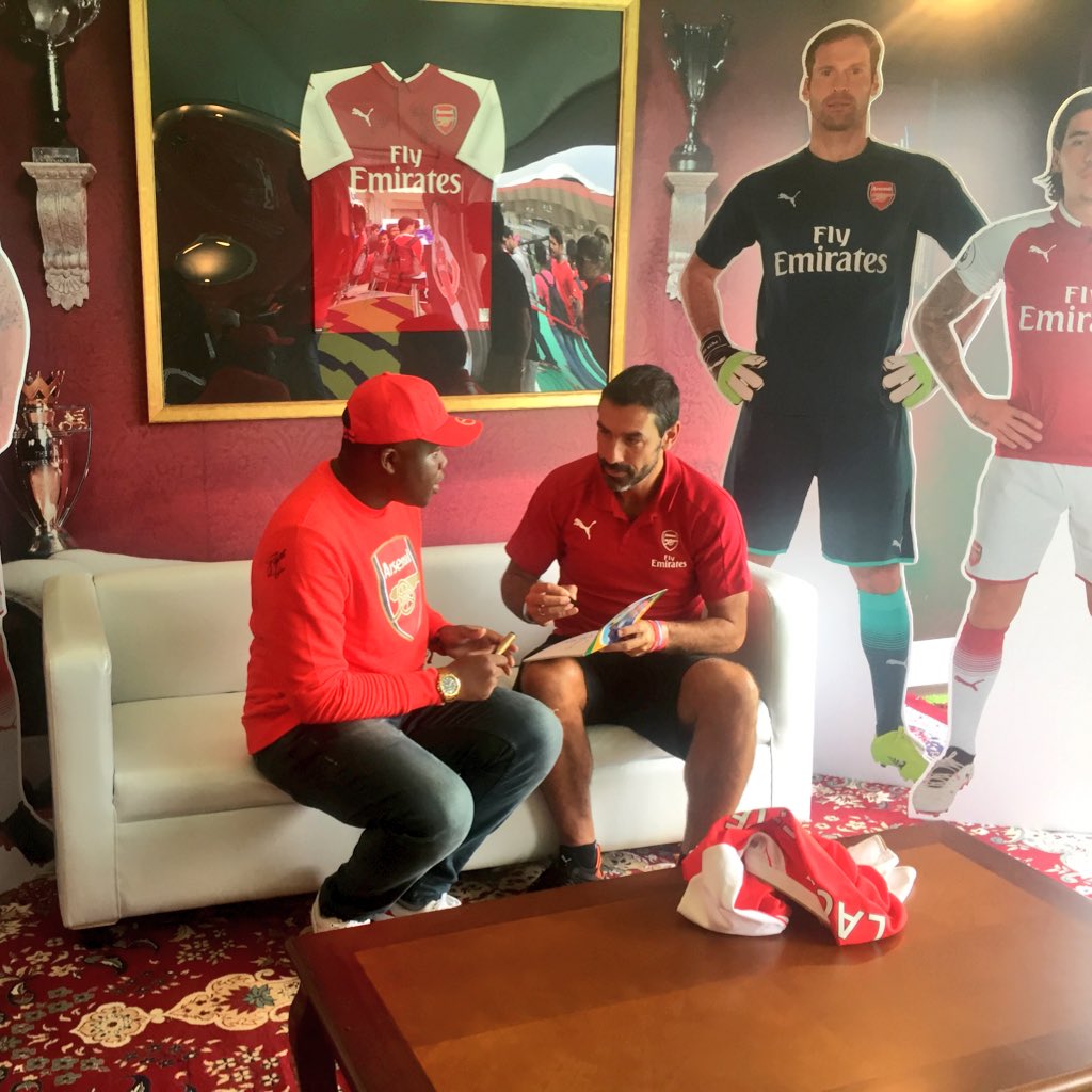 madondo_julian's tweet photo. #NewProfilePic With the Legend @piresrobert7 @pumafootball #plbengaluru https://t.co/OwCz8XoN7E
