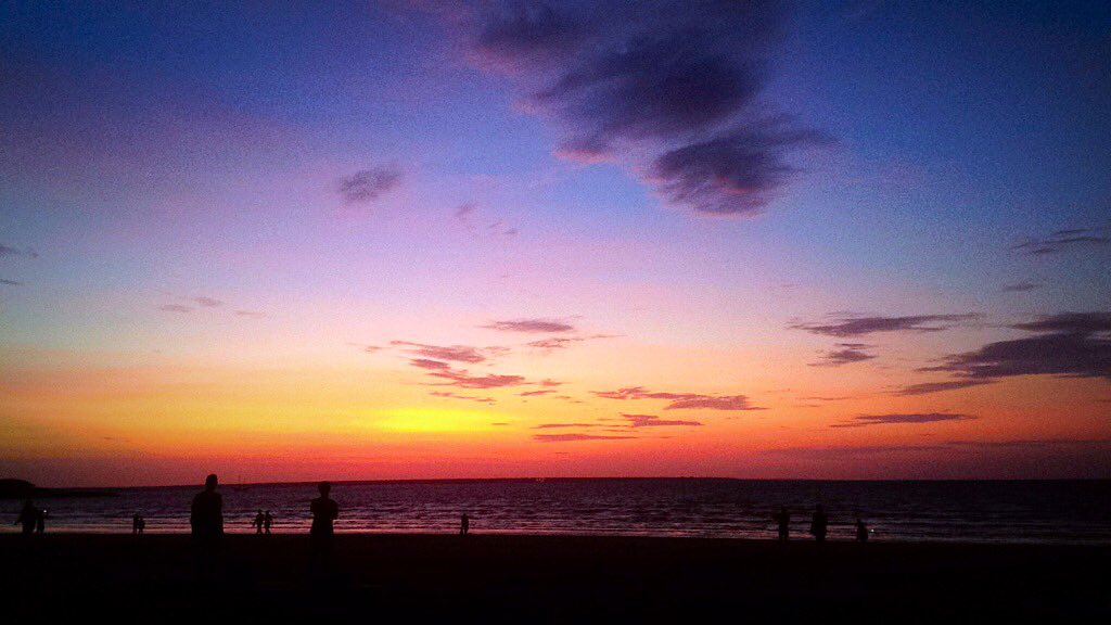 Absolutely_Lucy's tweet photo. Sunsets like these.. @AusOutbackNT #Mindil https://t.co/drx6j7wYQO