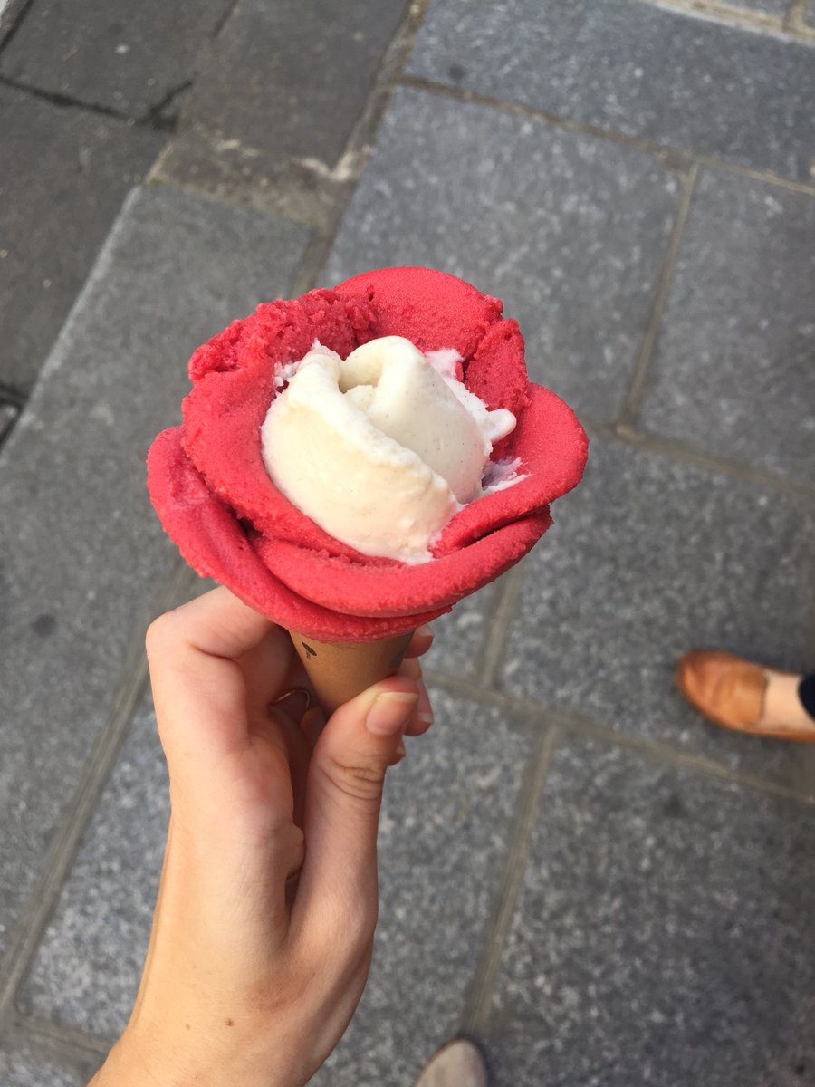 joslynchase_'s tweet photo. In Paris even the gelato is showing off. https://t.co/kZ9VULKrTs