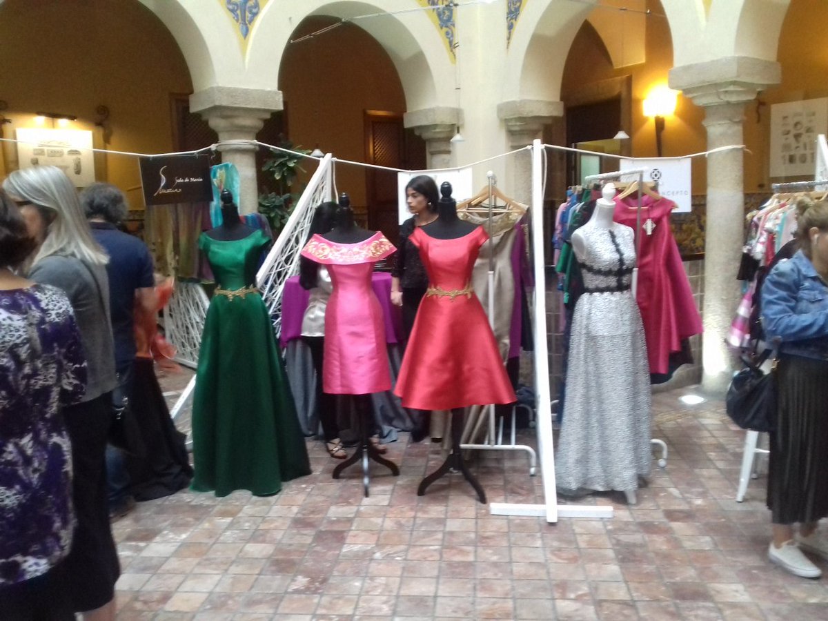 e_avante's tweet photo. Nos ponemos a la #Moda con #marcasextremeñas en #Showroom #Mérida @jmatias1313 @e_avante @Junta_Economia #Importadores #europeos #Reuniones https://t.co/ccurEM8sB1