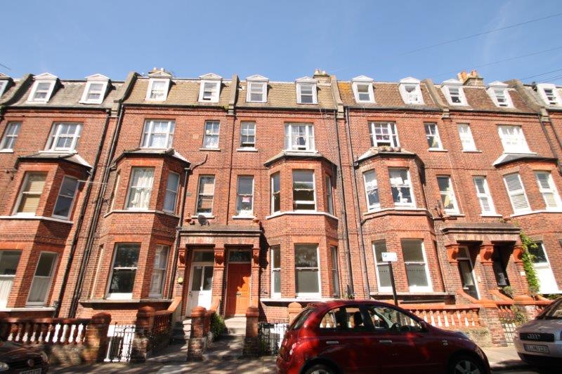 NEW PRICE - Two bedroom first floor flat with stunning views in Kemptown - £275,000 psandb.co.uk/properties/272… <a href="/latestbrighton/">Latest Brighton</a>