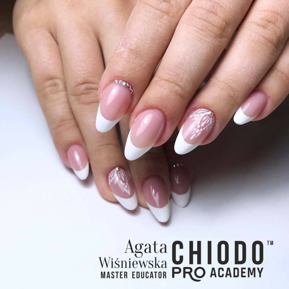 ChiodoPro's tweet photo. Trochę delikatności u Weroniki 🌸🌺🌸🌷
 💫
 Agata Wiśniewska Master Educator ChiodoPro
 #ChiodoPRO #chiodo #mychoice #academy #szkolenia https://t.co/QZgiGuyrT8