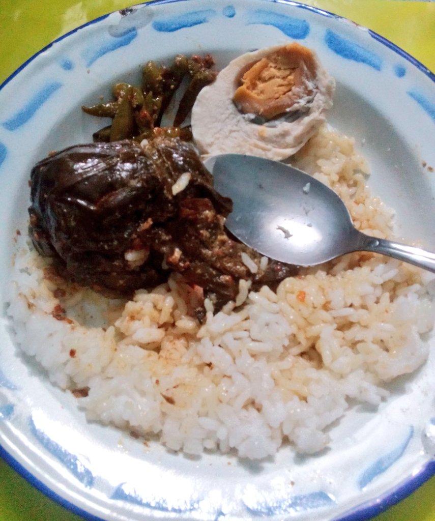 nenasibaikhati's tweet photo. #lunch #makansiang #buntil daun talas & biar kekinian spt anak zaman now + #saltedegg #telorasin :) cc @blogdokter https://t.co/eA819AXY5y