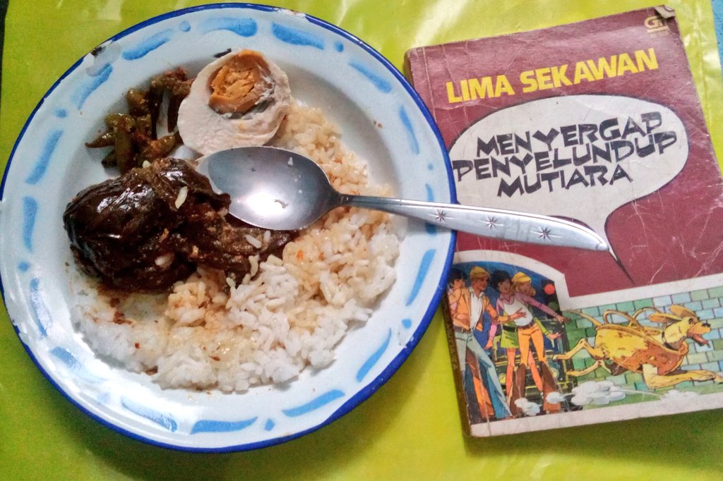 nenasibaikhati's tweet photo. #lunch #makansiang #buntil daun talas & biar kekinian spt anak zaman now + #saltedegg #telorasin :) cc @blogdokter https://t.co/eA819AXY5y