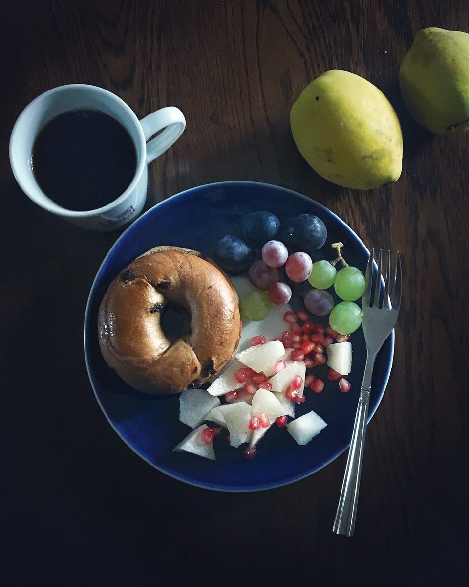 朝の果物は金。疲れと風邪と美肌に効きますように。#breakfast