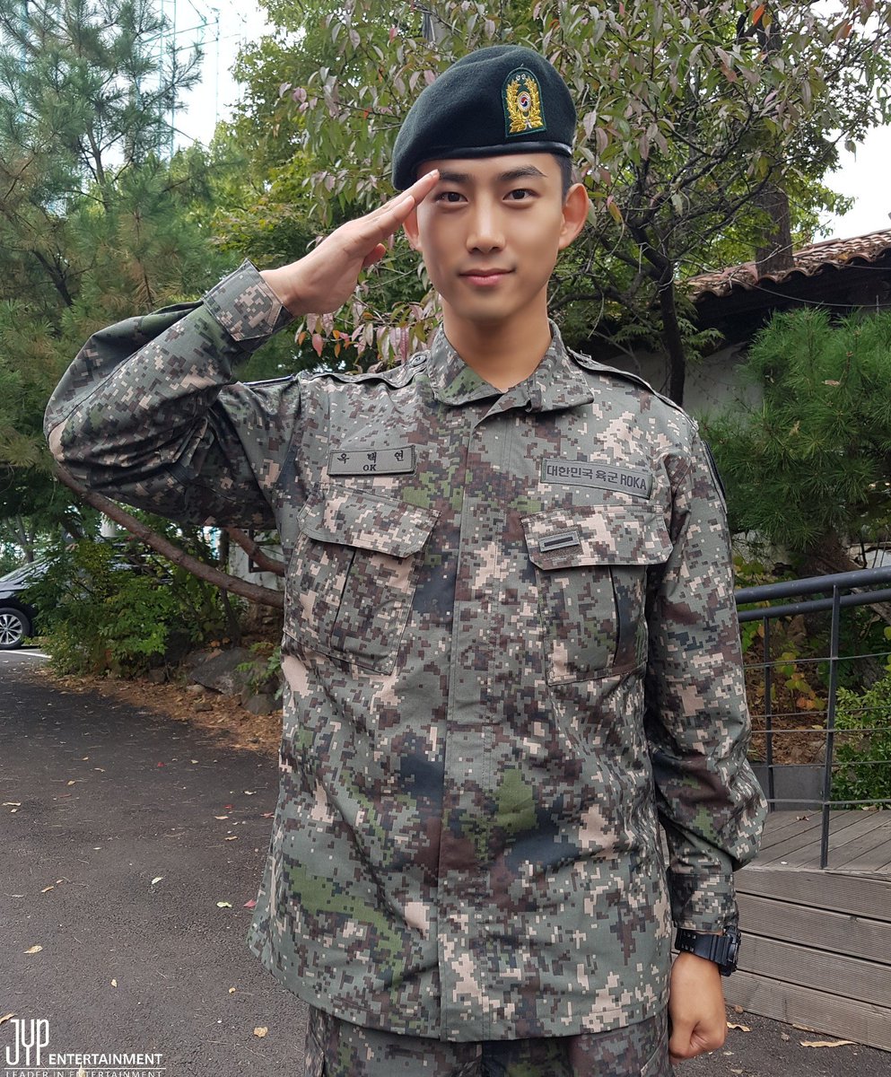 follow_2PM's tweet photo. [택연] 더욱 건강해진 모습으로 만난 택연!
(with 멤버들) 스케줄이 있던 준케이, 부산에서 촬영중인 준호와는 영상통화로 오랜만에 만났습니다^^
@ 택연훈련소수료식현장

#2PM #2PMFOREVER 
#TAECYEON #택연 #옥택연 https://t.co/tigPcrLRcc