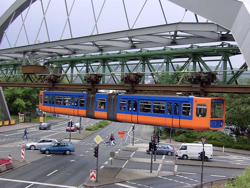 solestudiosing's tweet photo. Monorraíl de Wuppertal, Alemania. (1901). Único tren urbano colgante de Europa que circula por encima de viviendas! https://t.co/8NLExFY0JJ