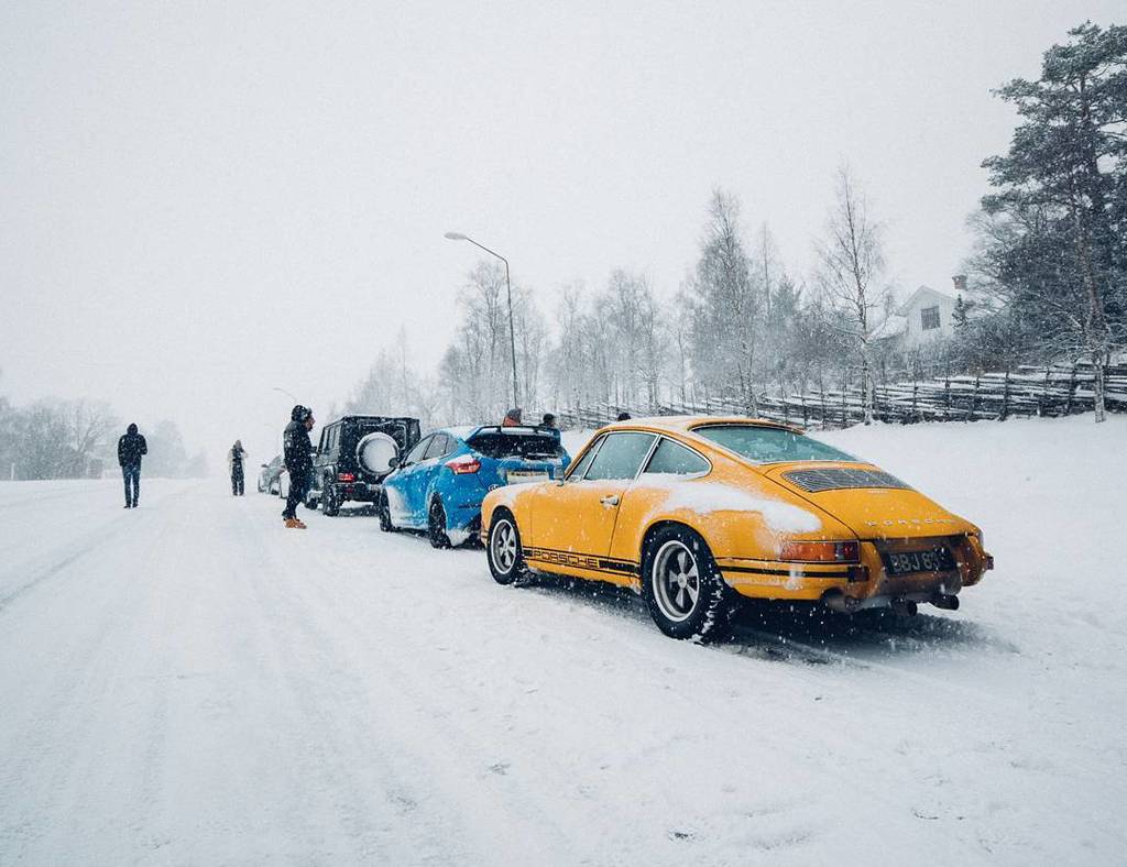 sammooresphoto's tweet image. The yellow just pops in the snow. #911sm #porsche