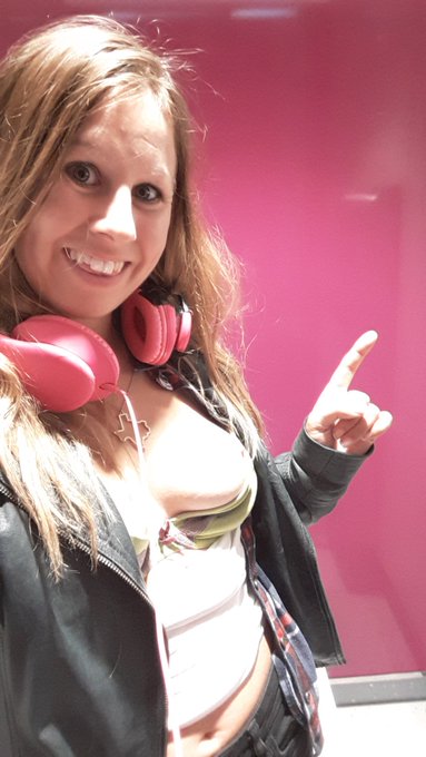 #toilets Paris orly take the win! Would you like a pink cubicle or a red one? https://t.co/yUbMHOU5D<a href="/tag/toilets"class="tags">#toilets</a>