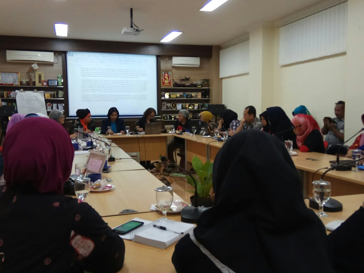 LeniSur87053803's tweet photo. Diskusi Perlindungan PRT
#PRTadhPekerja
@bukan_PEMBANTU @jalaprt @arindez @irmasuryani_A07 @KomnasPerempuan @rizkyHmzh @KSPgoid @dedeyusuf_1 https://t.co/KAPmZuiuB1