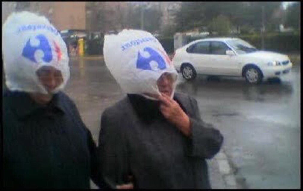 lavecinarubia's tweet photo. El método infalible para proteger el pelazo de la #lluvia.

#mebajodelavida
#meprecipitodelencrespamiento
#medadosbolsasporfavor https://t.co/jUtys63rTO